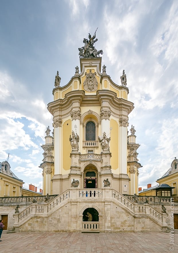 Zdjęcie autorstwa fotografa architektury przedstawiające barokową fasadę katedry św. Jóra we Lwowie,