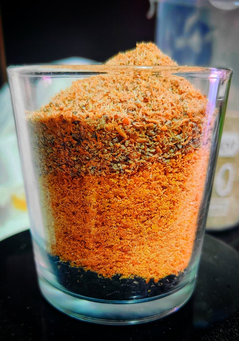 Un vaso de cristal con una mezcla de semillas y condimentos