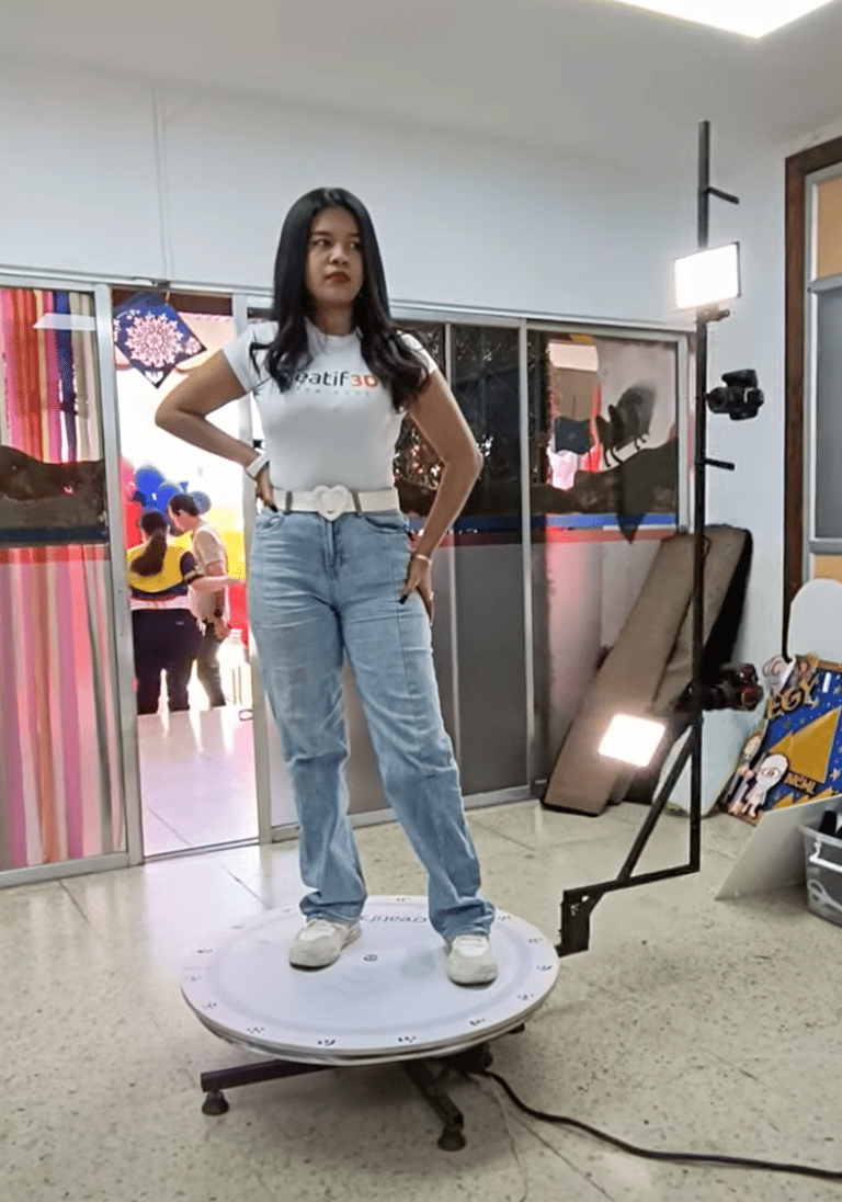 mujer tomándose foto en plataforma 3D