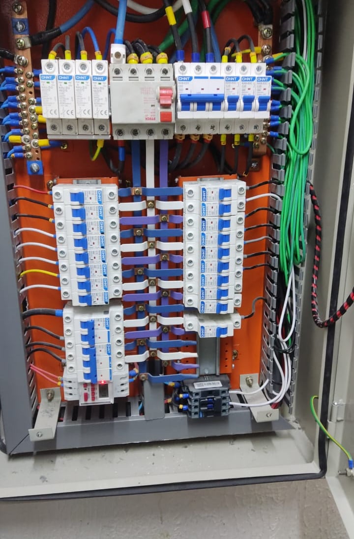 Painel elétrico comercial trifásico com IDR e barramentos em cobre.