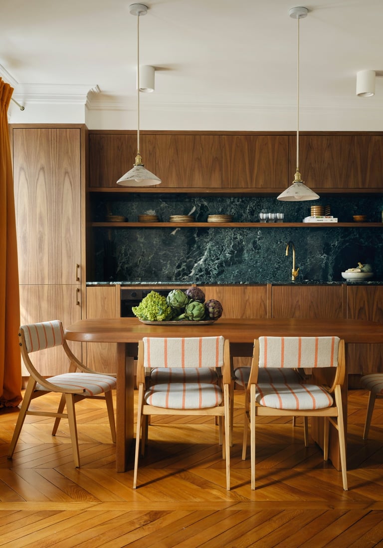 Table Pierre Chapo et chaises Skoczek dans une cuisine sur mesure à Paris – mobilier de designer