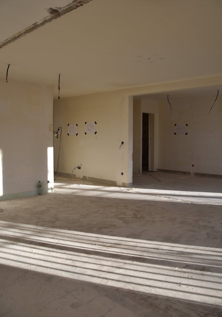 Espace cuisine et salon en cours de chantier dans un appartement en rénovation intérieure