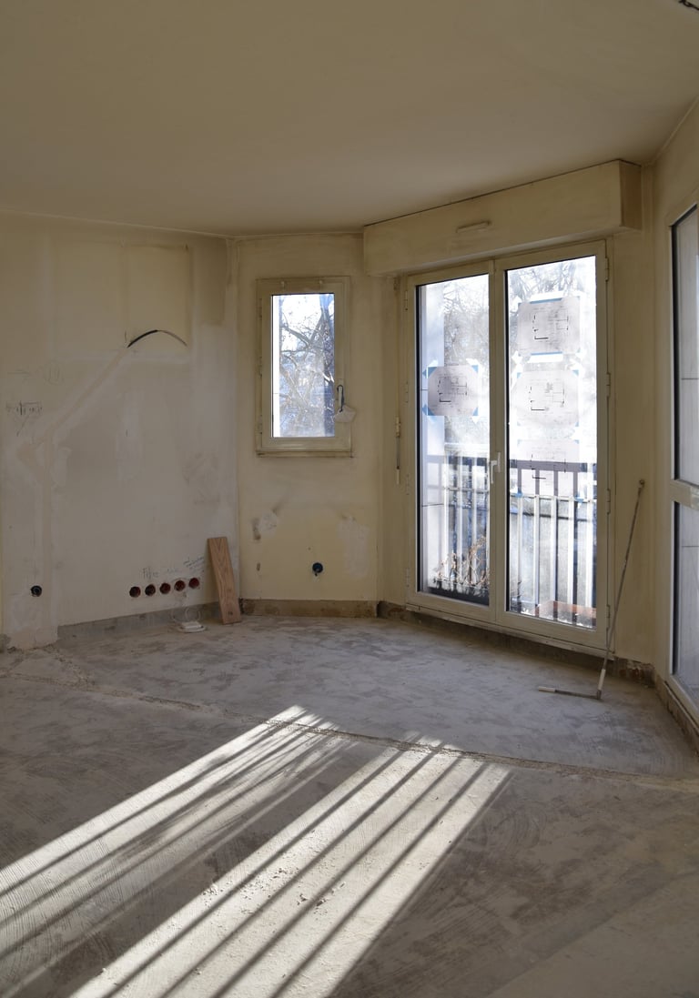 Fenêtre du bureau apportant la lumière naturelle pendant le chantier de rénovation intérieure