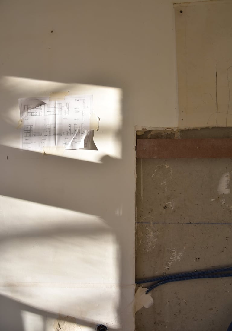 Mur technique de cuisine en chantier avec réseaux électriques lors d’une rénovation intérieure