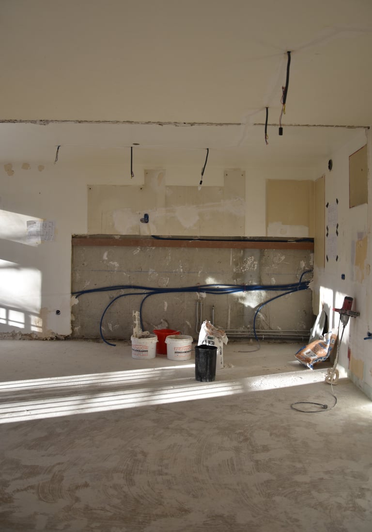 Zone cuisine en phase de travaux lors d’une rénovation intérieure haut de gamme à Paris