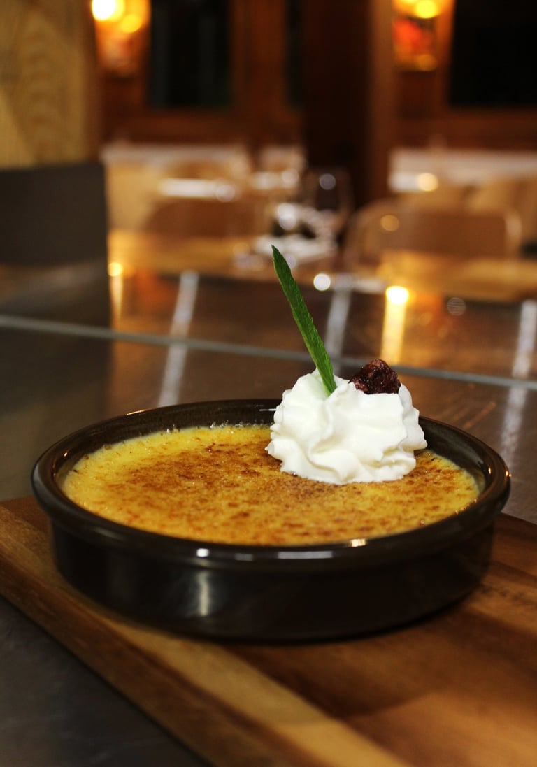 crème brulée au Baileys aux œufs du poulailler, salle de restaurant 