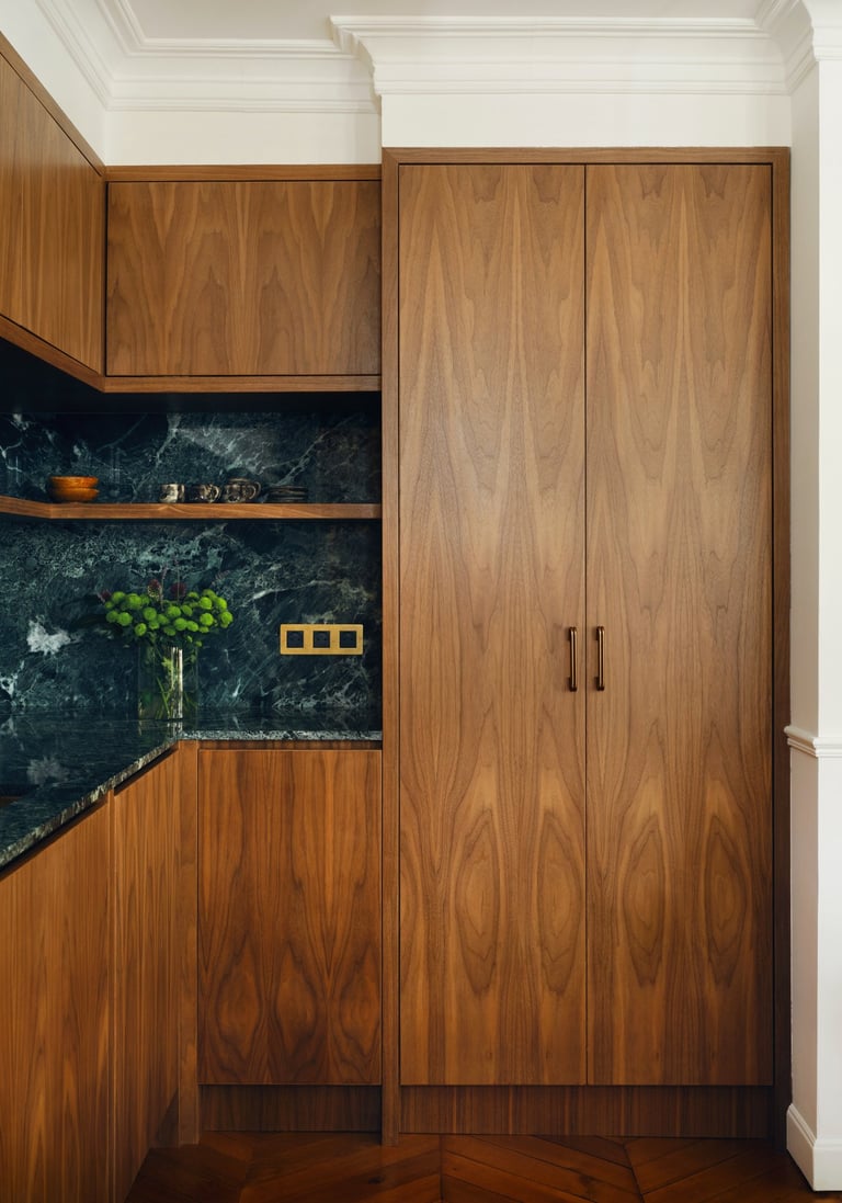 Cuisine sur mesure avec moulures, marbre et bois massif dans un appartement haussmannien à Paris