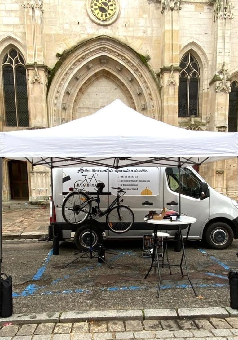camionnette installée sur place de marché de pont-audemer