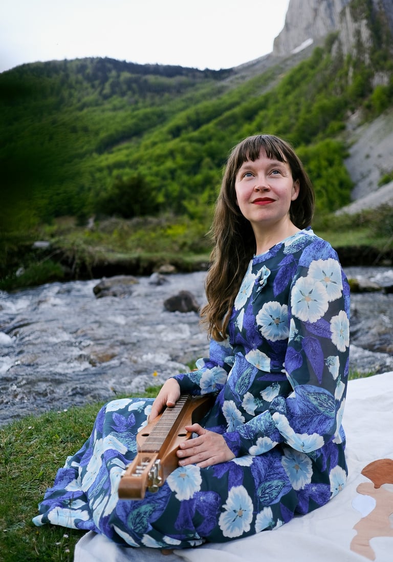 Chanteuse lyrique Rebecca Sorensen avec instrument traditionnel, prestation pour mariages Pyrenées