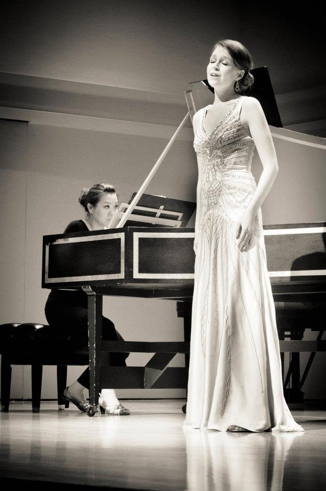 Rebecca Sorensen, soprano lyrique, sur scène lors d'une représentation musique Baroque.