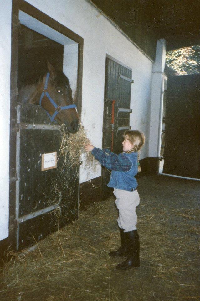 Kindheitsbild der Ponytante wie sie ein Pferd füttert
