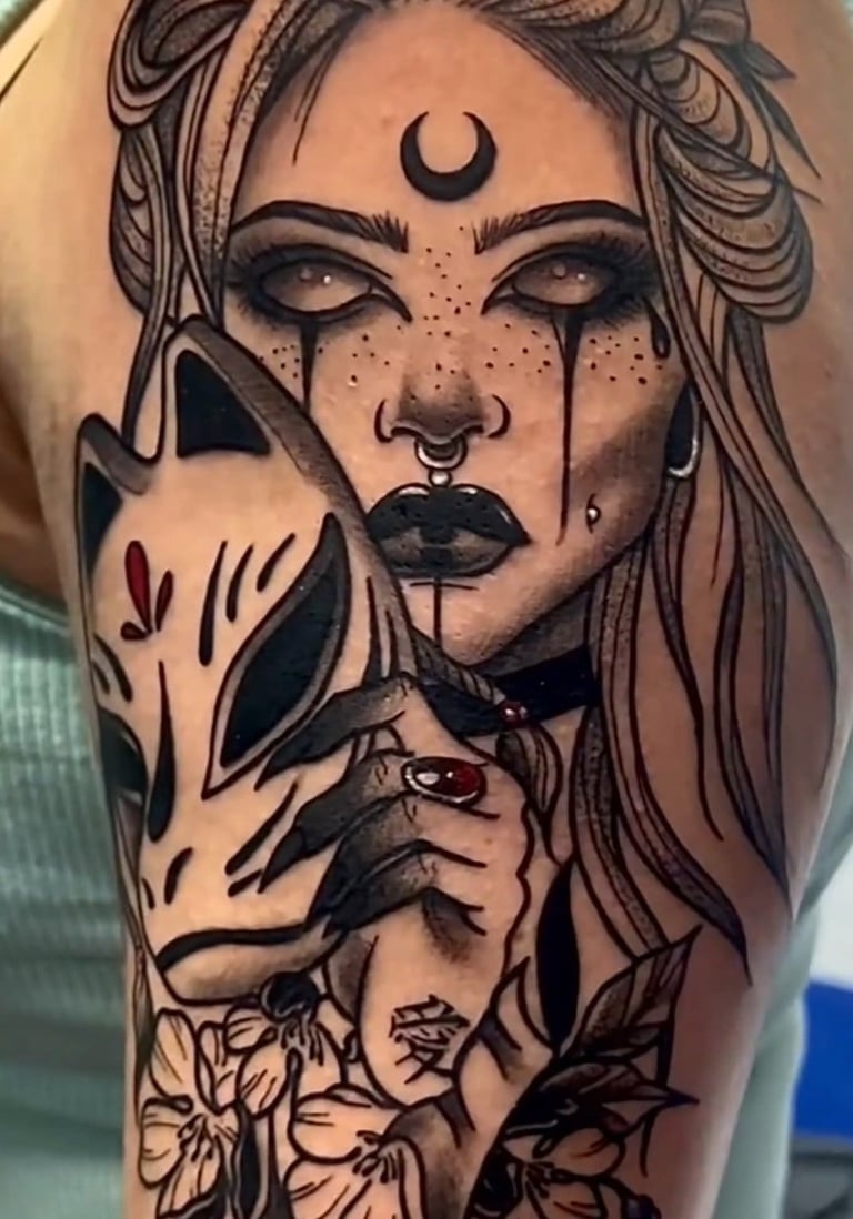 Tatuaje blackwork con puntillismo en brazo – tatuador en Valencia