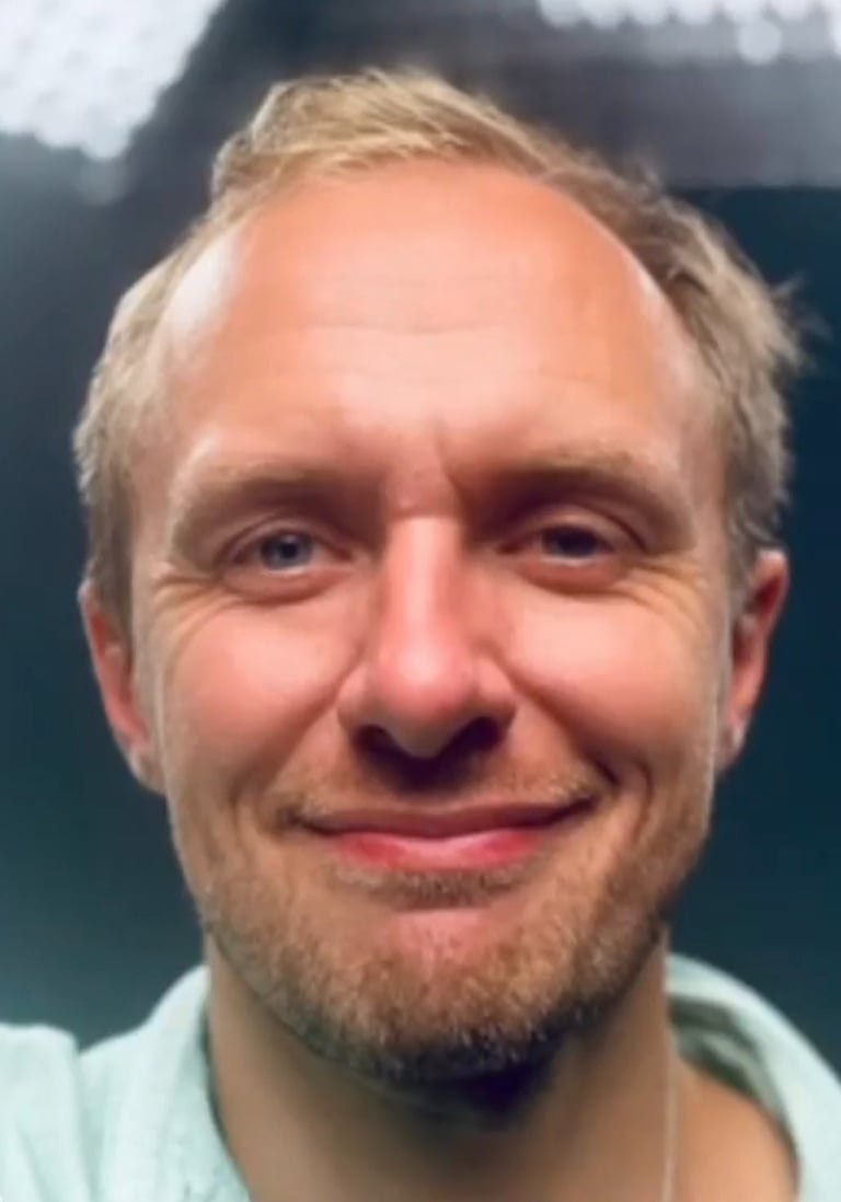 Основатель и глава студии HellaGoodPro в профессиональной подкаст-студии Москвы. Роман Гудошников