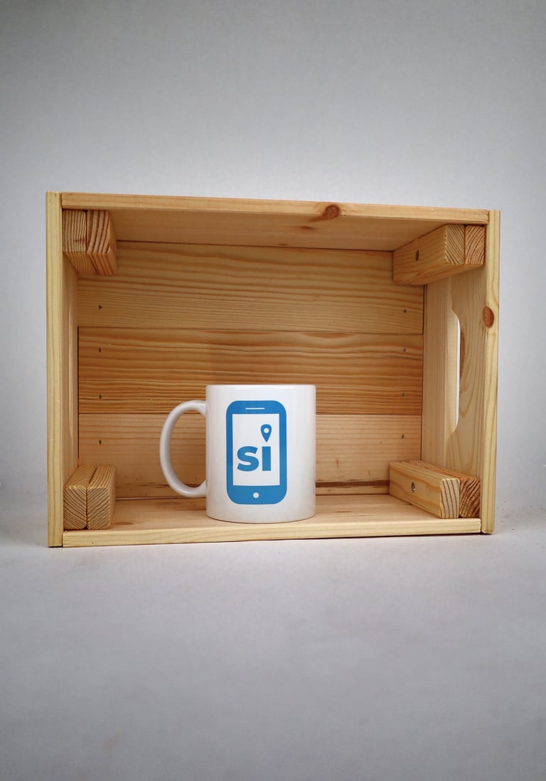 taza dentro de caja de madera