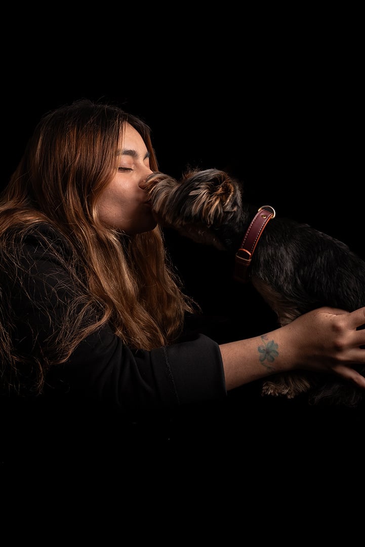foto de mascota con mujer