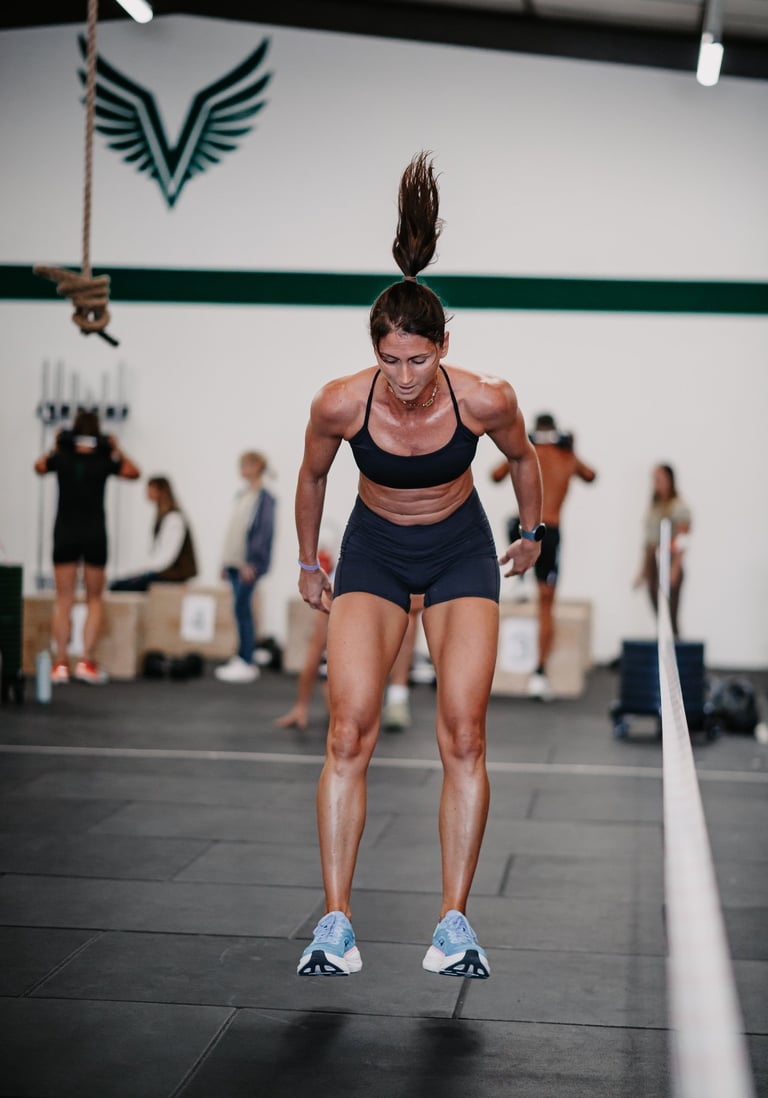 Jeune femme pratiquant de l'hyrox à Pau chez Valkaia