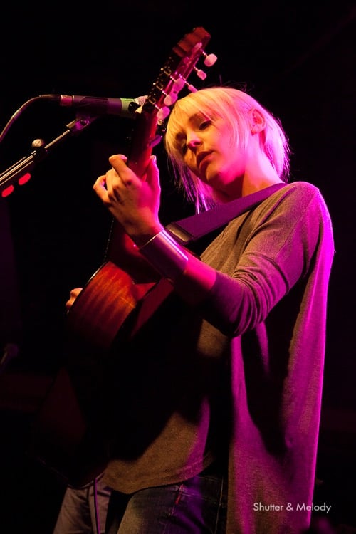 Laura Marling spielt ihre Gitarre im Postbahnhof in Berlin.