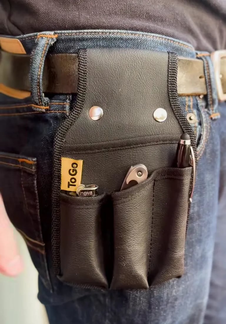 Foto ambientada de una persona llevando en su cintura un portaelementos de mozo