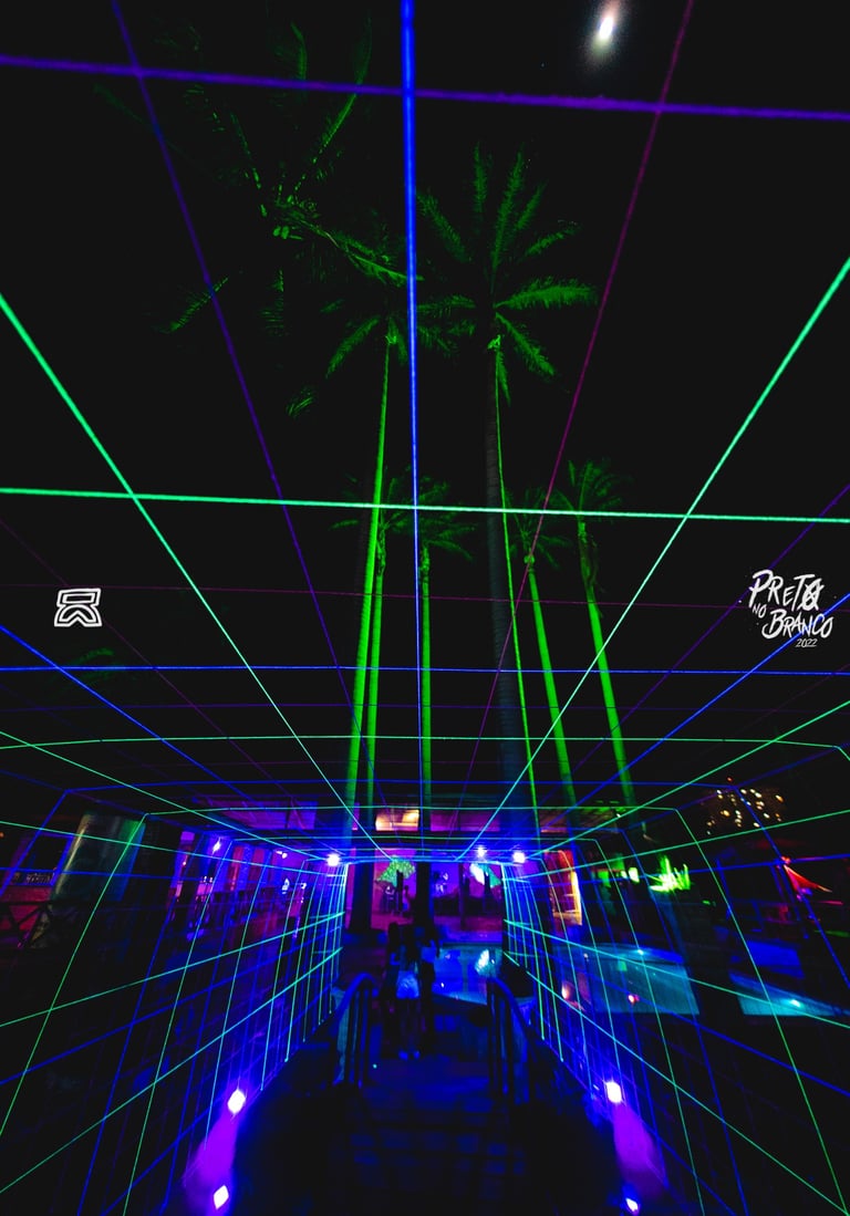 Túnel de neon na Preto no Branco