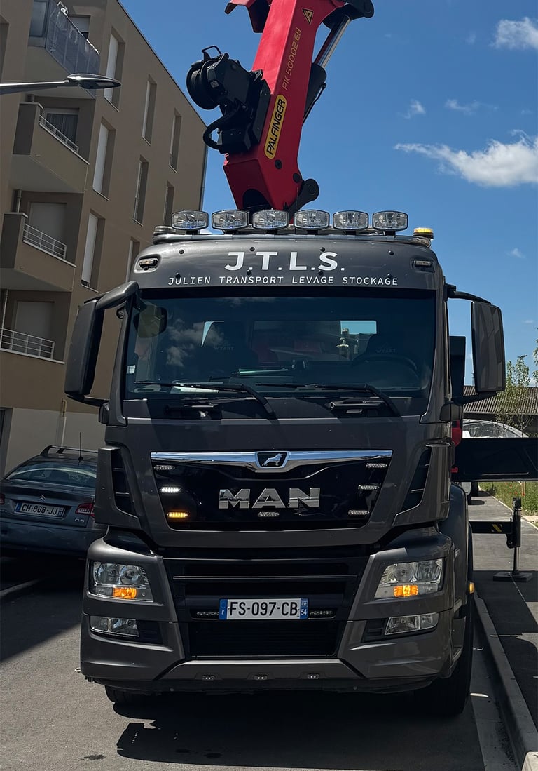 Camion-grue JTLS en intervention à Nancy pour un levage urbain — service de transport avec chauffeur