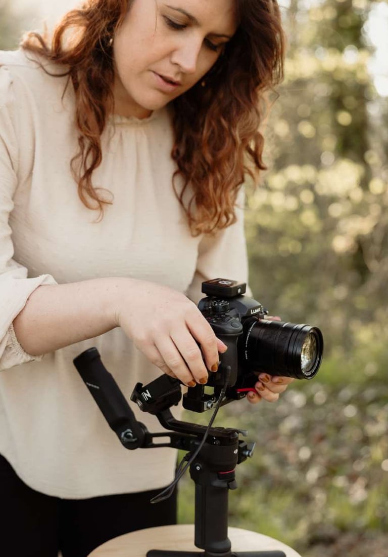 Vidéaste de mariage à saint malo installant son matériel avant le tournage