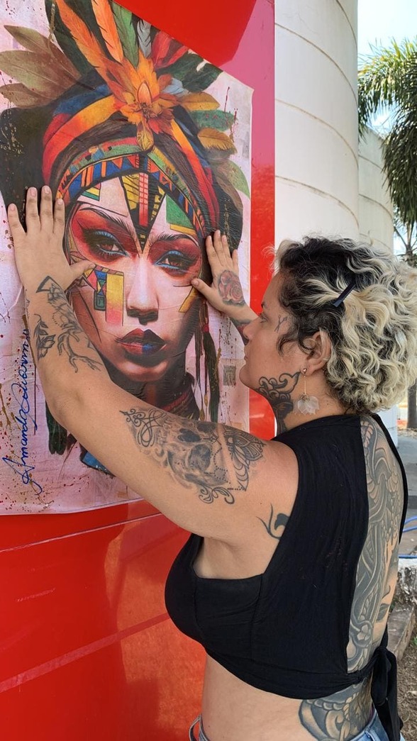 Amanda Amorim colando suas obras no Centro Cultural Valdo Varjão.