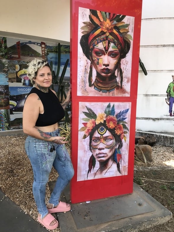 Amanda Amorim e suas pinturas na entrada do Centro Cultural