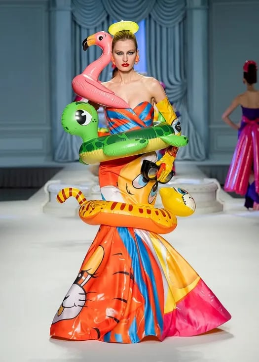 Desfile de modelo, com peça do designer Jeremy Scott