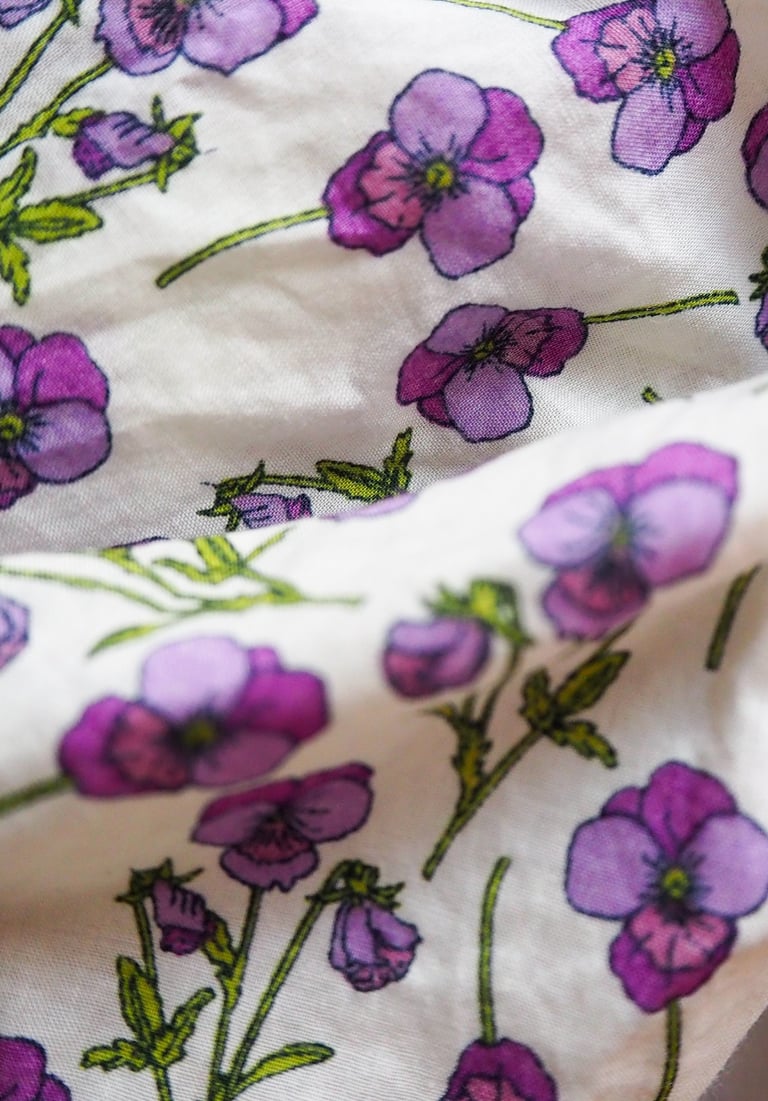 jasna tkanina bawełniana w fioletowe fiołki