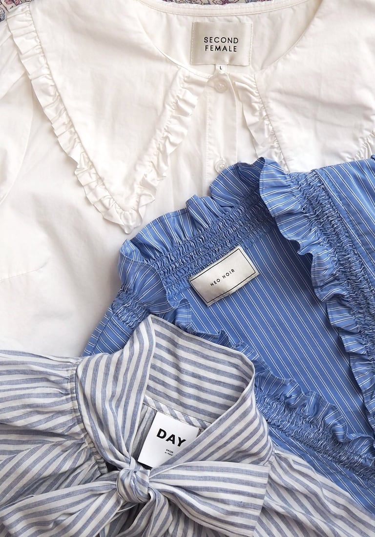 flatlay z koszulami w odcieniach niebieskiego i bieli