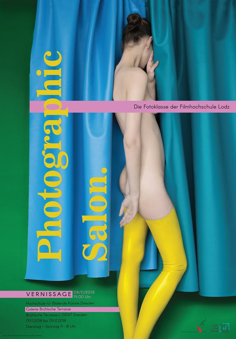 Kobieta na niebieskim tle w żółtych lateksowych butach