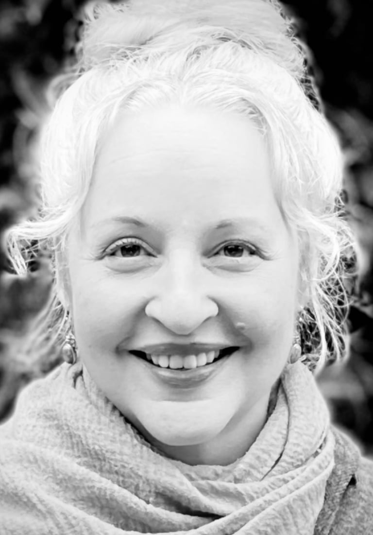 ein schwarz-weißes Portrait-Foto von einer lächelnden Frau: Sina Weidlich