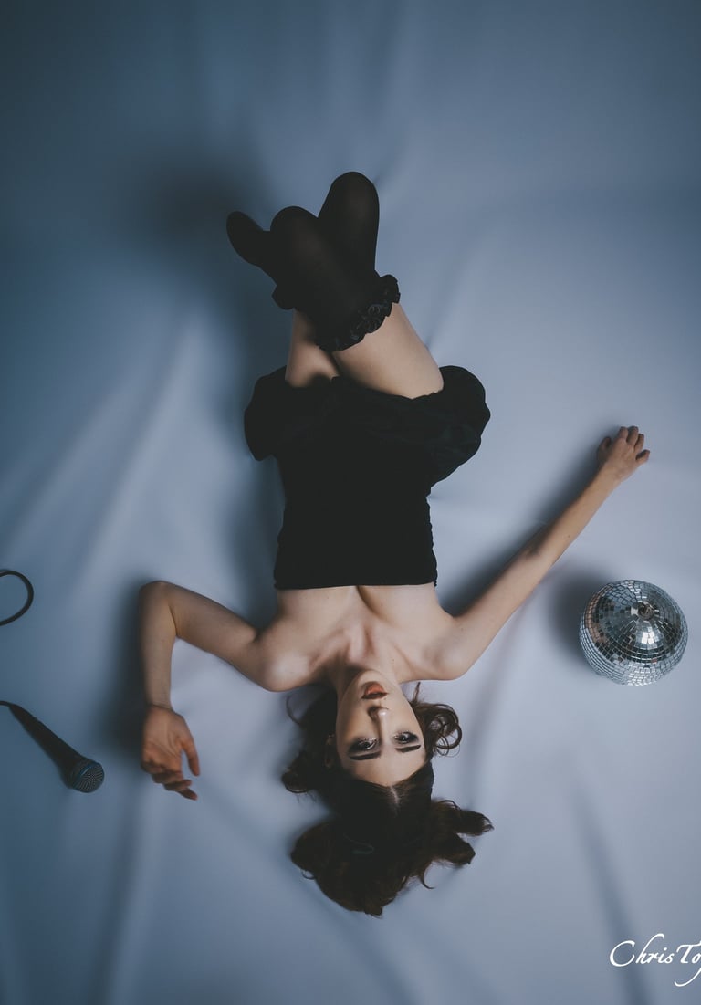 shooting dans un studio d'une chauteuse allongé à perpignan et st esteve 66