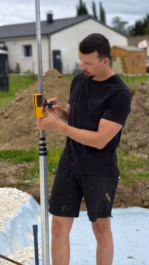 Technicien spécialise de la fondation sans béton évaluant le terrain