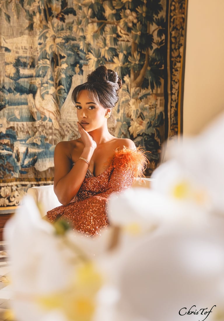 model manequin assise devant un bouquet de fleurs , photo lumiere naturelle 66 perpignan