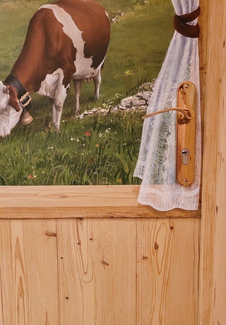 Faux bois et rideau en trompe-l'oeil pour intégrer une poignée de porte