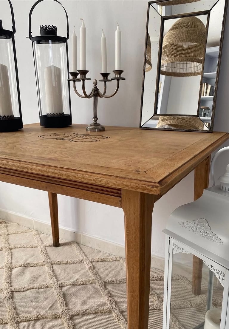 Cette table a été entièrement poncée et protégée par un vernis mat.