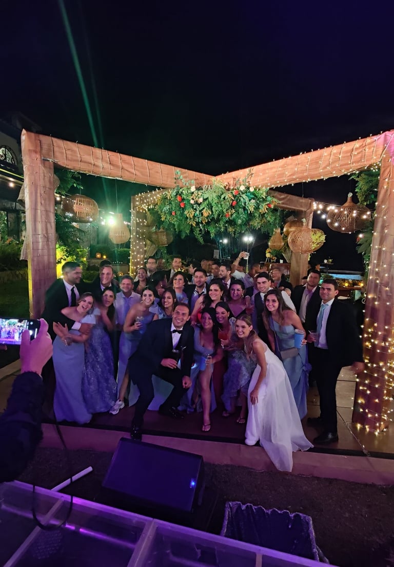 grupo de amigos juntos a los recien casados en una boda en boquete en la pista de baile