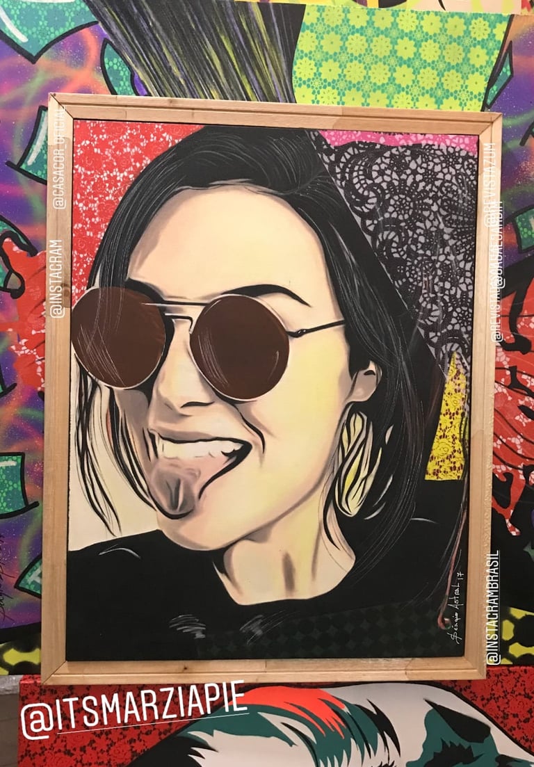 Rosto de mulher em estilo pop-art, com uma mistura de padrões e texturas