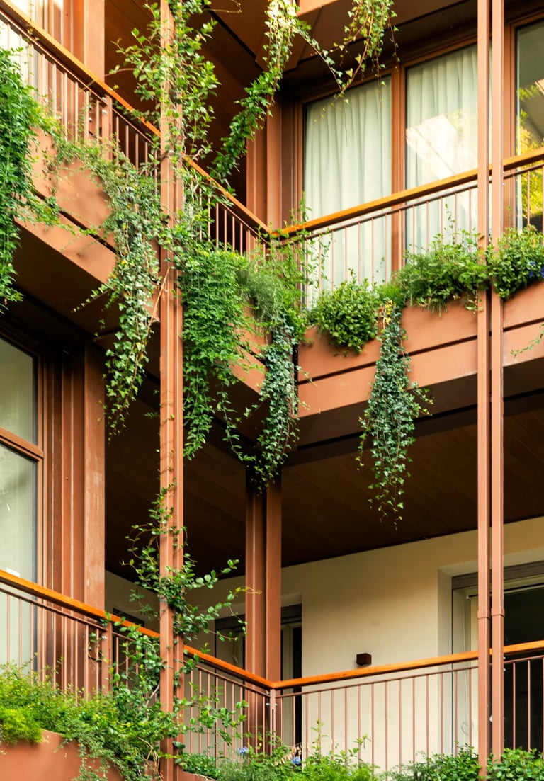Dettaglio delle logge di Palazzo CorteVerdi: piante rampicanti e arbusti progettati da AG&P greenscape a Cremona.