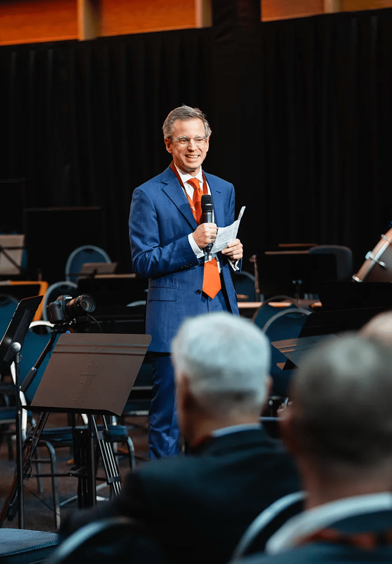 Discours d’ouverture d’un CEO lors d’un événement d’entreprise à Luxembourg avec concert en fond.