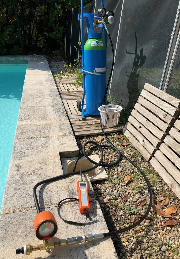 bonbonne de gaz traceur Air Liquide avec un snooper de détection au bord d'une piscine pour rechercher une fuite d'eau