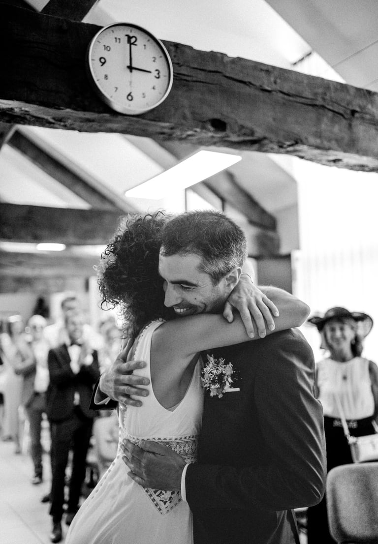 un couple qui s'enlace lors de leur mariage à la mairie à Guignen, à Rennes