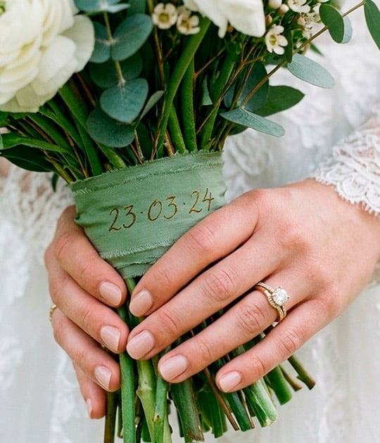 Ramo de novia con listón personalizado con la fecha de su boda