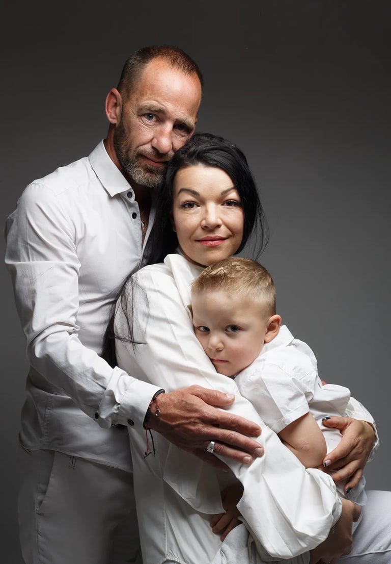 une famille pose en studio photo