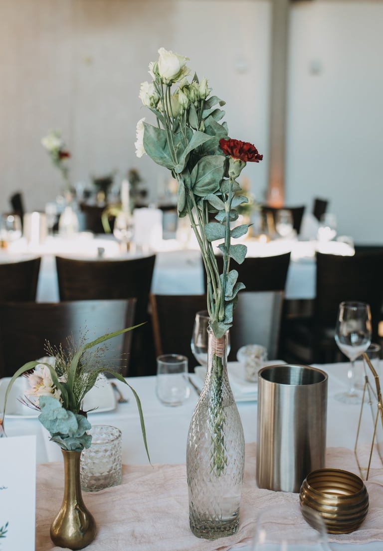 Dekorierter Tisch mit Vase und Blumen