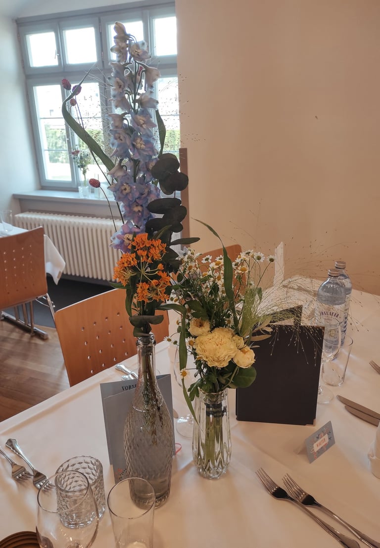 Blau orangene Blumen in Kristallvasen