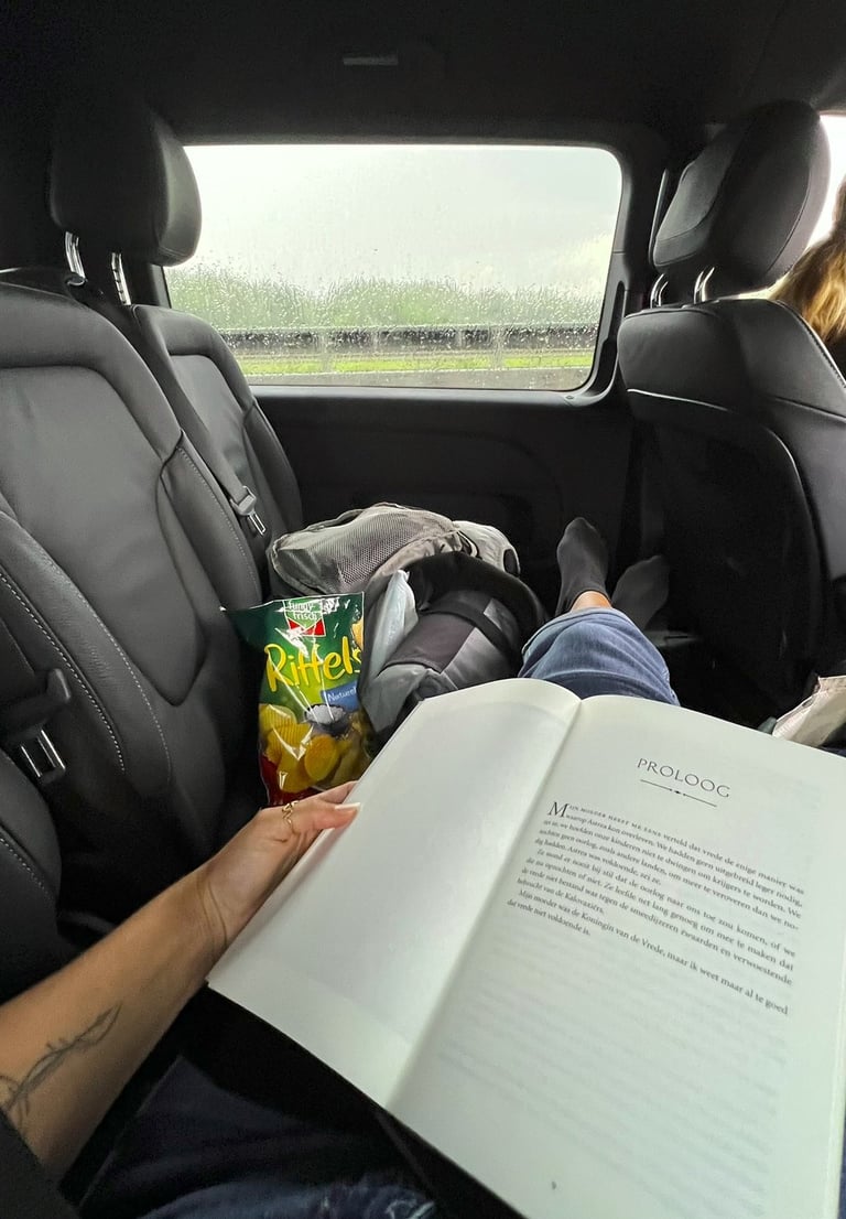 Liggend in de auto met een boek op mijn schoot, geopend bij de prol