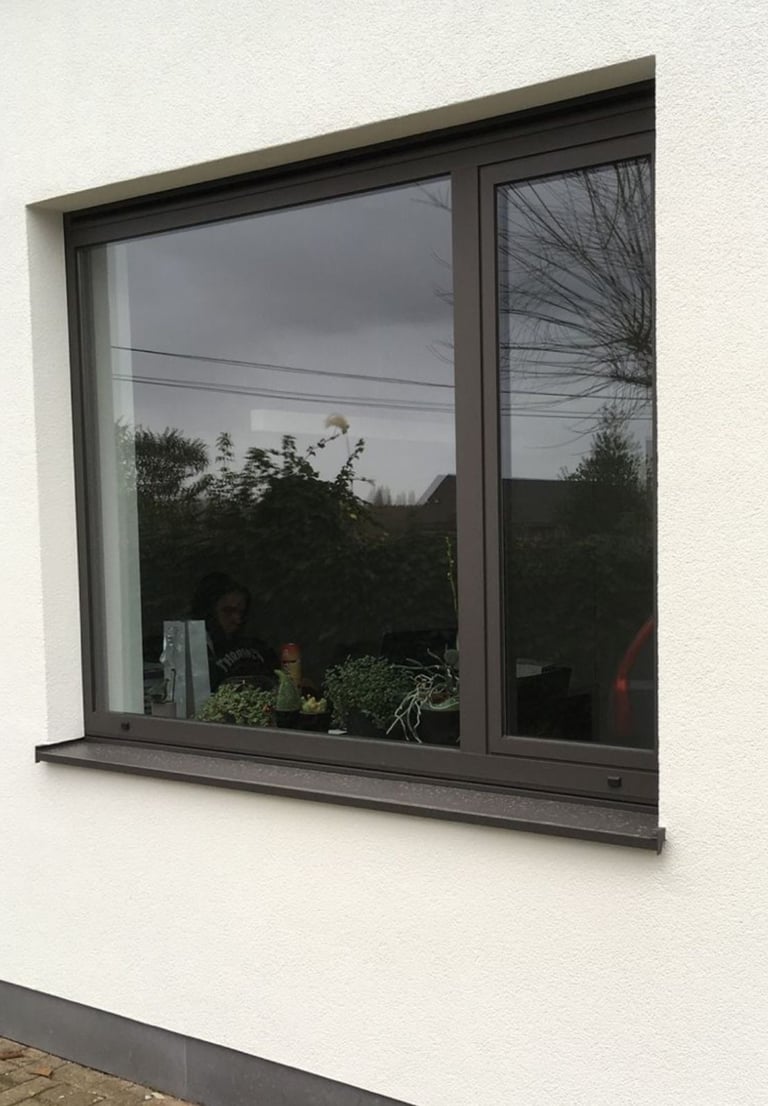 fenêtre aluminium, châssis gris foncé, vitrage isolant, façade crépie, menuiserie moderne
