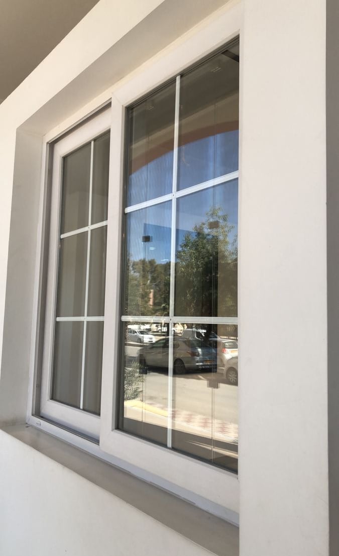 fenêtre PVC, châssis blanc, croisillons, menuiserie extérieure, façade moderne